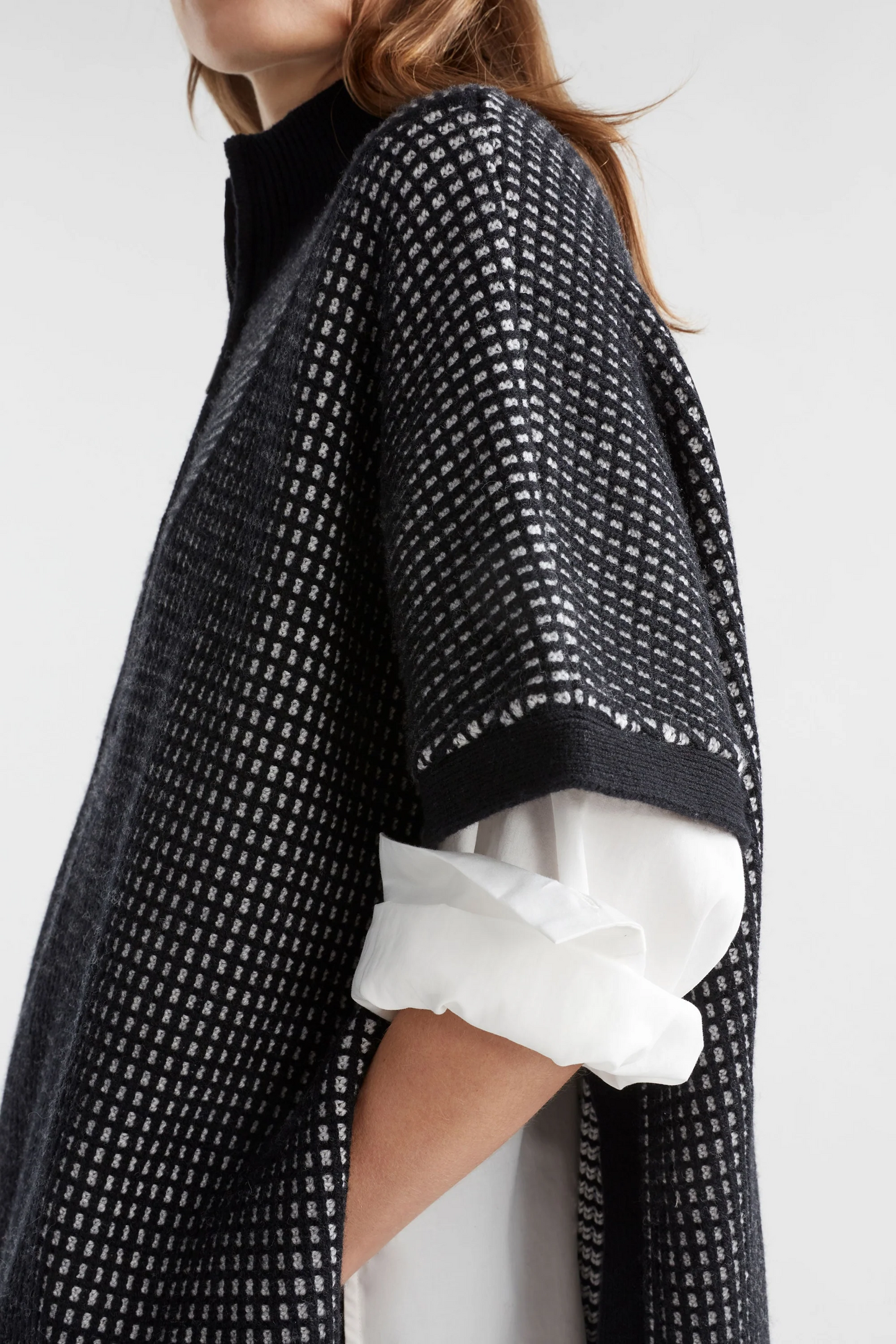 Elk Cheil Poncho - Black/White