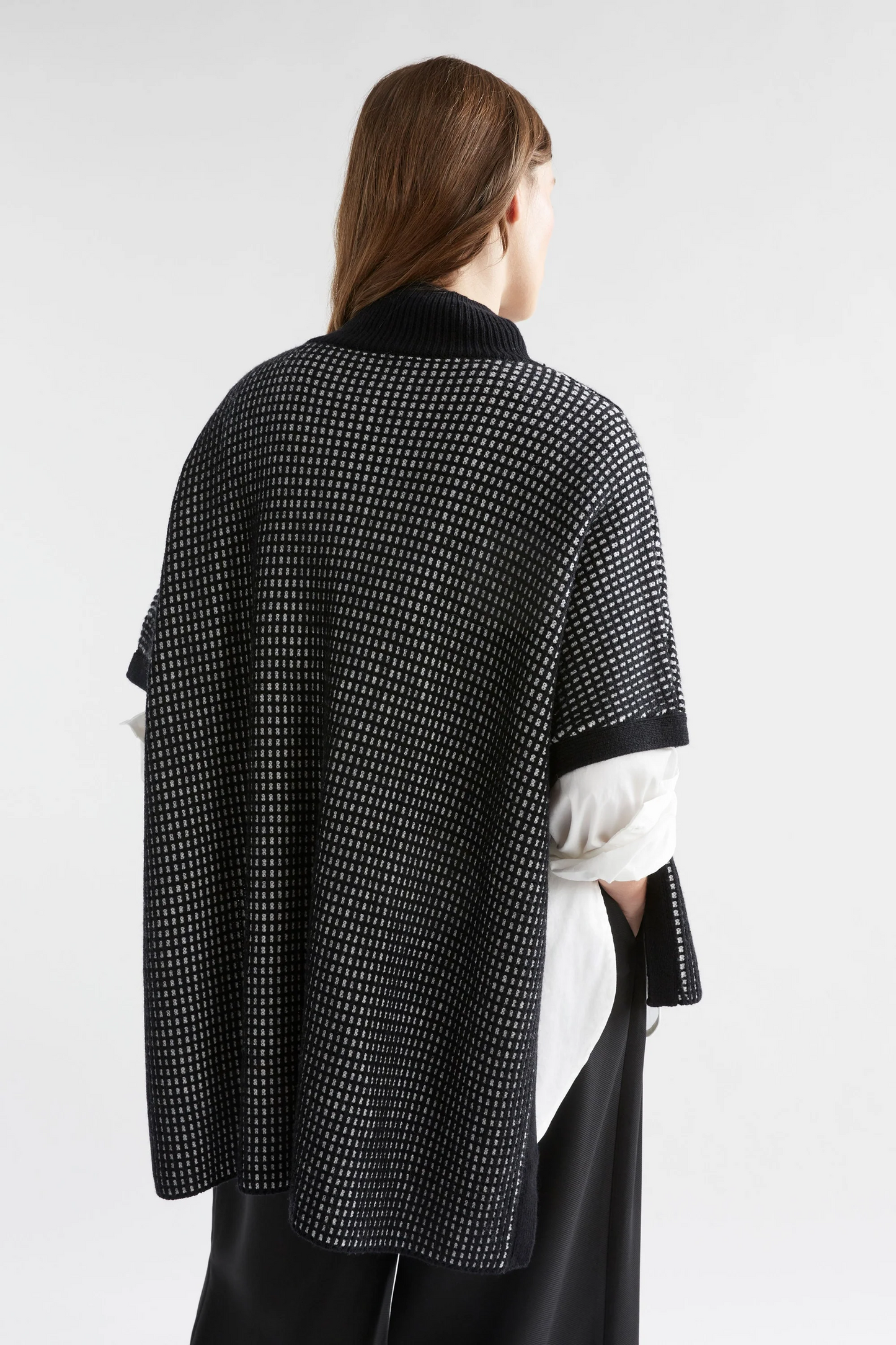 Elk Cheil Poncho - Black/White
