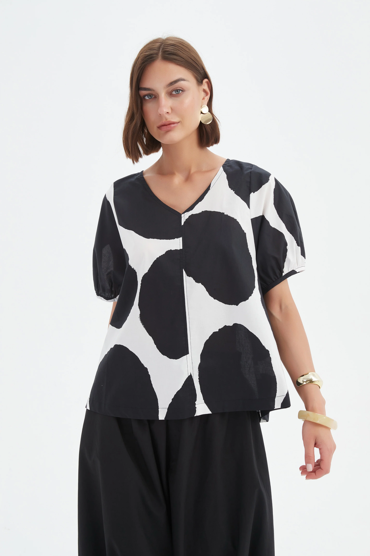 Tirelli V Neck Bishop Sleeve Poplin Top - Black/White Spot