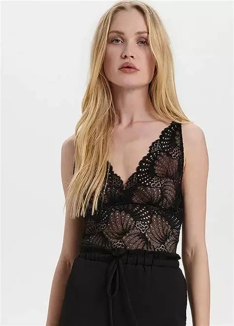 Saint Tropez Daisy Singlet Top - Black