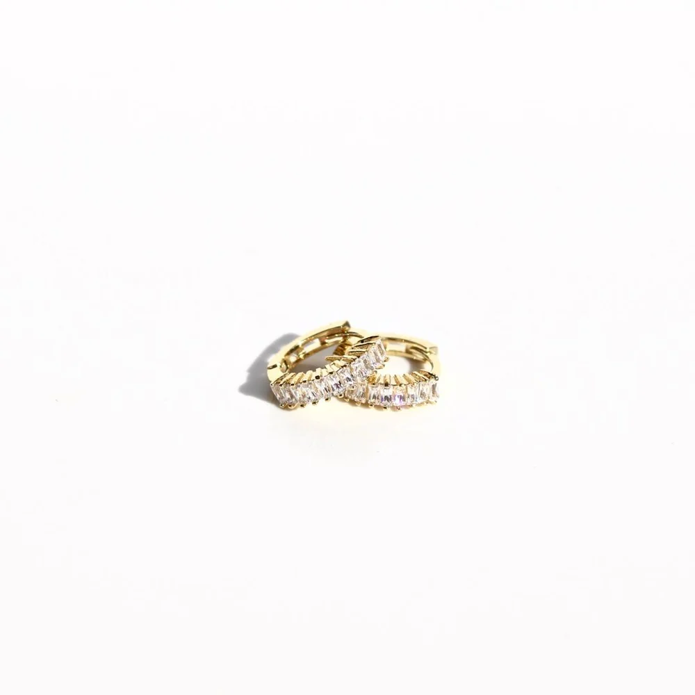 Queen Of The Foxes Earrings Huggies Sleeper Petite - Marquise