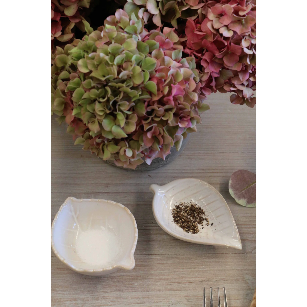 Dish Mini Leaf Wht Mel CC Interiors Detaille Leaf Petite Dish – Flying With Birds